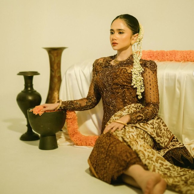 Foto Tissa Biani Tampil Bak Pengantin Jawa Pakai Ronce Melati-Perhiasan Antik
