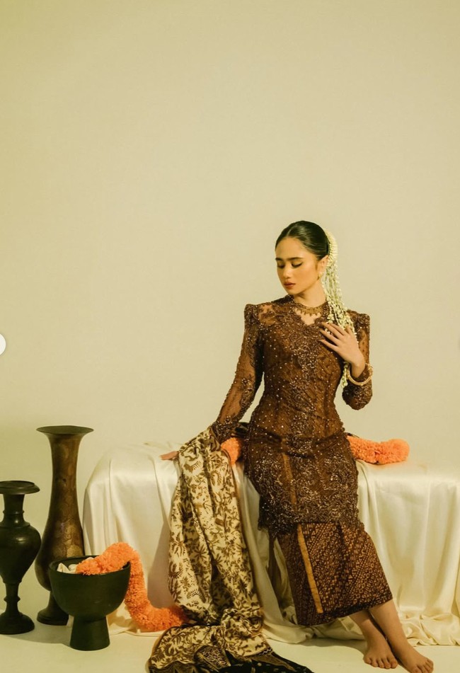 Kebaya yang dikenakan Tissa dipenuhi detail payet dan bordir. Siluet kebaya dibuat fit body sehingga membentuk tubuh secara elegan dan feminin. Bagian bahu dibuat lebih tegas untuk memberikan sentuhan modern, sementara detail transparan pada lengan membuat tampilannya tetap ringan dan anggun. Foto: Instagram/@tissabiani