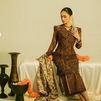 Kebaya yang dikenakan Tissa dipenuhi detail payet dan bordir. Siluet kebaya dibuat fit body sehingga membentuk tubuh secara elegan dan feminin. Bagian bahu dibuat lebih tegas untuk memberikan sentuhan modern, sementara detail transparan pada lengan membuat tampilannya tetap ringan dan anggun. Foto: Instagram/@tissabiani