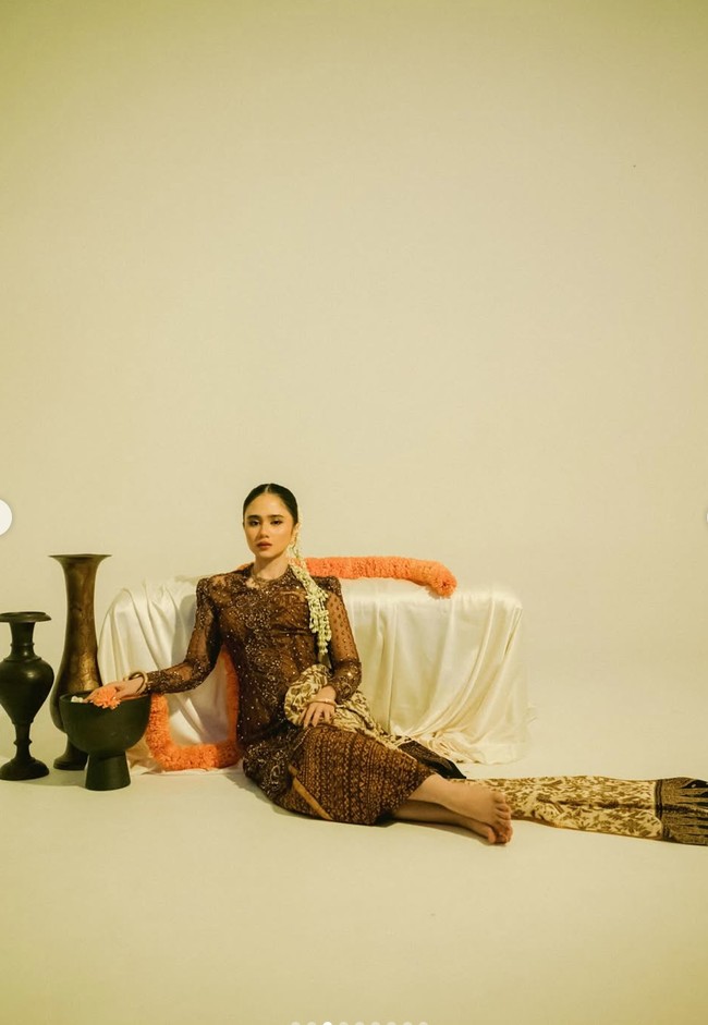 Busana tersebut dipadukan dengan kain batik motif Udan Liris atau Hujan Rintik yang dikenal sebagai motif klasik khas Jawa. Motif ini melambangkan keberkahan, kemakmuran, serta semangat yang terus mengalir dalam kehidupan. Foto: Instagram/@tissabiani
