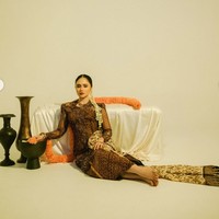 Busana tersebut dipadukan dengan kain batik motif Udan Liris atau Hujan Rintik yang dikenal sebagai motif klasik khas Jawa. Motif ini melambangkan keberkahan, kemakmuran, serta semangat yang terus mengalir dalam kehidupan. Foto: Instagram/@tissabiani