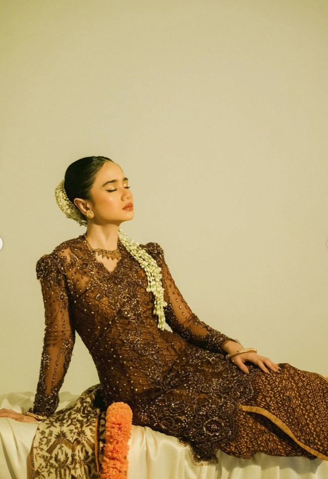 Melengkapi penampilannya, Tissa mengenakan beberapa perhiasan antik yang ternyata berasal dari tahun 1920an. Tissa memakai kalung antik bergaya vintage serta gelang emas klasik di pergelangan tangan. Foto: Instagram/@tissabiani