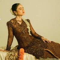 Melengkapi penampilannya, Tissa mengenakan beberapa perhiasan antik yang ternyata berasal dari tahun 1920an. Tissa memakai kalung antik bergaya vintage serta gelang emas klasik di pergelangan tangan. Foto: Instagram/@tissabiani