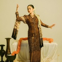 Penampilannya juga dilengkapi dengan selendang batik bernuansa cokelat hangat dengan aksen prada emas yang melambangkan keteguhan hati serta semangat meraih cita-cita. Selendang tersebut memberi efek visual dramatis sekaligus memperkuat nuansa tradisional Nusantara pada pemotretan. Foto: Instagram/@tissabiani