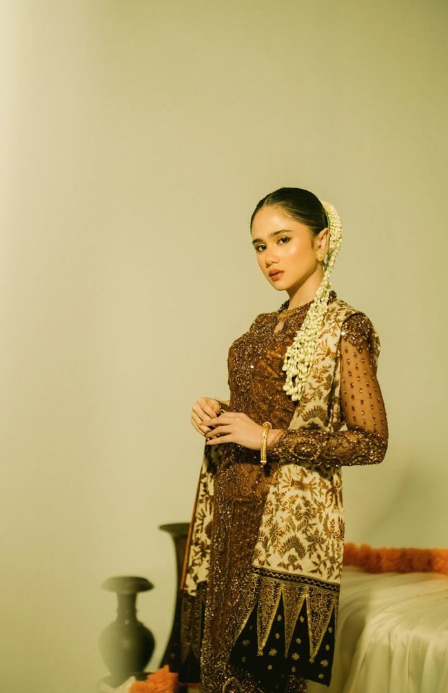 Rambut Tissa ditata sleek dengan model sanggul modern low bun yang terlihat rapi dan sophisticated. Ia juga menambahkan rangkaian melati menjuntai di bagian belakang rambut, membuatnya terlihat bak pengantin Jawa. Foto: Instagram/@tissabiani