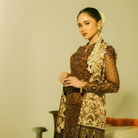 Rambut Tissa ditata sleek dengan model sanggul modern low bun yang terlihat rapi dan sophisticated. Ia juga menambahkan rangkaian melati menjuntai di bagian belakang rambut, membuatnya terlihat bak pengantin Jawa. Foto: Instagram/@tissabiani