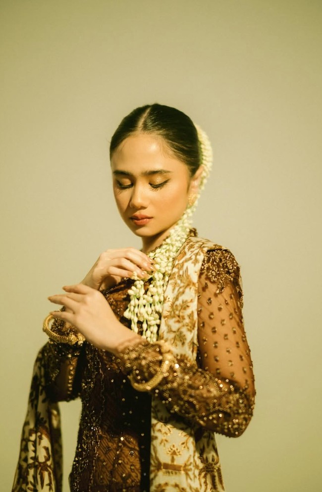 Penampilan Tissa makin memukau dengan riasan soft glam earth tone yang membuat wajahnya terlihat glowing, lembut, dan timeless. Foto: Instagram/@tissabiani