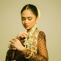 Penampilan Tissa makin memukau dengan riasan soft glam earth tone yang membuat wajahnya terlihat glowing, lembut, dan timeless. Foto: Instagram/@tissabiani