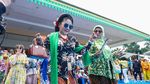 Tradisi Nyedengin Baju Hadirkan Suasana Jadul di Depok
