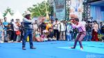 Tradisi Nyedengin Baju Hadirkan Suasana Jadul di Depok