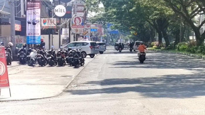 Trotoar Suhat kini jadi spot parkir liar