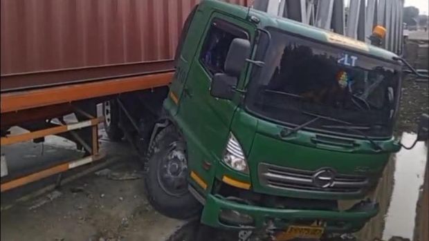 Truk yang menyerempet pemburu koin di Sukra, Indramayu
