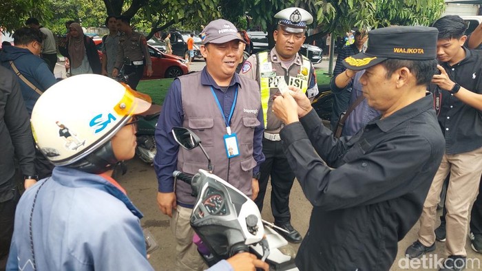 Wali Kota Cimahi, Ngatiyana cek pajak kendaraan bermotor
