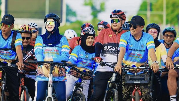 Wali Kota Kendari, Siska Karina Imran mengikuti Gowes Hemat BBM dalam rangka HUT ke195 Kendari. Wali Kota Kendari, Siska Karina Imran mengikuti Gowes Hemat BBM dalam rangka HUT ke195 Kendari.
