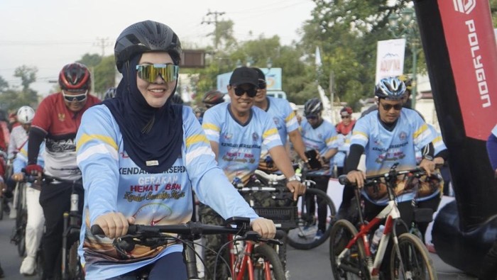 Wali Kota Kendari, Siska Karina Imran mengikuti Gowes Hemat BBM dalam rangka HUT ke195 Kendari.