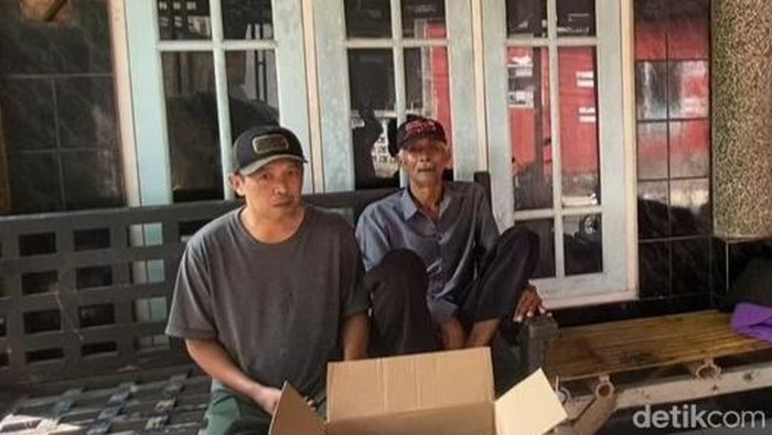 Warga yang tinggal di sekitar lokasi tempat kejadian