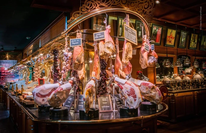 Wow! Resto Buffet Terbesar di Dunia Punya 150 Menu dan Air Mancur Lobster