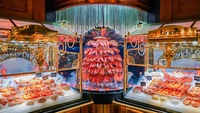 Salah satu ikon restoran ini adalah air mancur lobster tingkat tujuh yang tampil mewah dan jadi incaran pengunjung untuk berfoto. Semua lobster di sini masih fresh. Foto: LGB/Galeri Foto