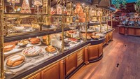 Meski berada di kota kecil Narbonne yang berpenduduk sekitar 57 ribu jiwa, restoran ini mampu menarik 400 ribu pengunjung setiap tahun. Oh ya, mereka juga punya ratusan dessert mewah. Foto: LGB/Galeri Foto