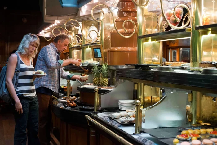 Wow! Resto Buffet Terbesar di Dunia Punya 150 Menu dan Air Mancur Lobster