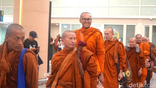 50 Bhikkhu peserta kegiatan Indonesia Walk for Peace (IWFP) 2026 tiba di Terminal Kedatangan Internasional Bandara Internasional I Gusti Ngurah Rai, Kamis (7/5/2026).