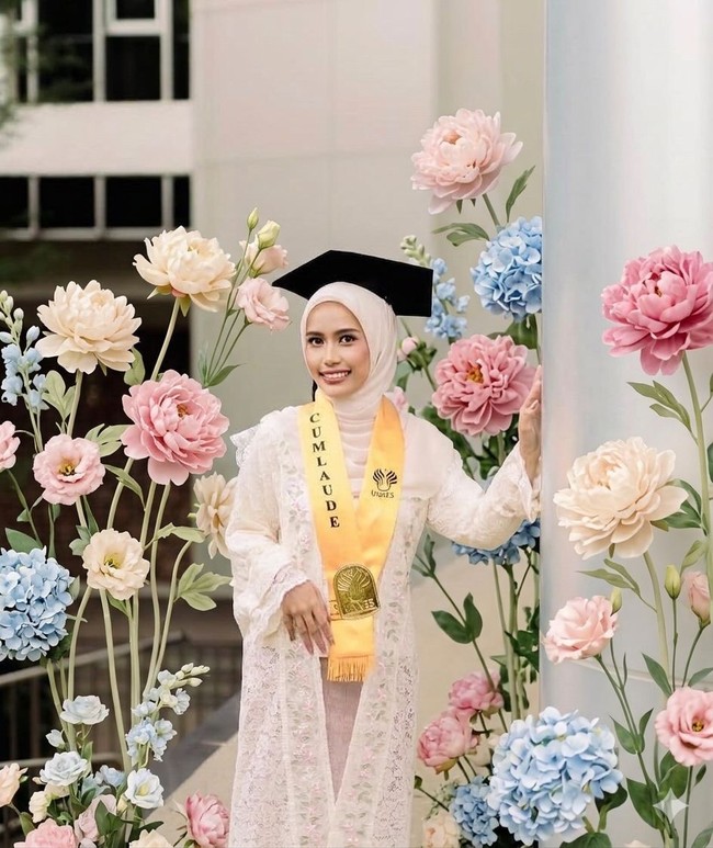 7 inspirasi hijab kebaya modern wisuda elegan! Dari aksen bordir, rok knit popcorn, hingga paduan brokat songket yang mewah untuk tampil cantik saat kelulusan.