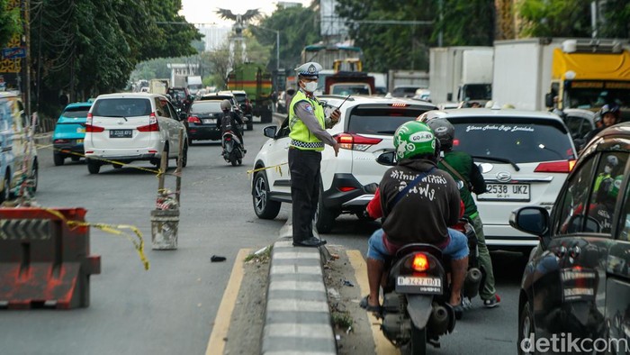 Sejumlah kendaraan mengantre untuk melintas di jalan Sri Sultan Hamengkubuwono IX, Bekasi, Jumat (8/5/2026).