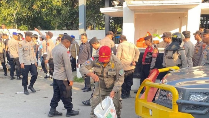 Aksi demo lempar ular di Indramayu