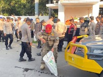 Warga Lempar Ular Saat Demo di Indramayu