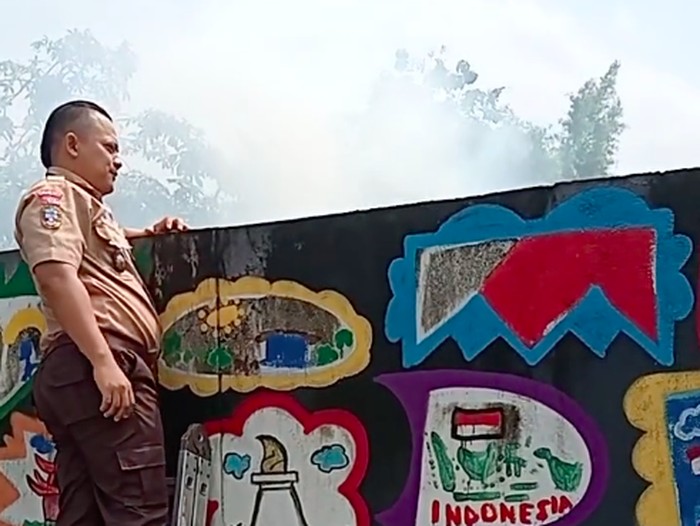 Aksi epsek di Ciputat menegur warga lokal (warlok) yang membakar sampah viral di medsos. Kepsek itu meminta sampah tak dibakar karena membahayakan kesehatan (dok Pribadi/Ari W)