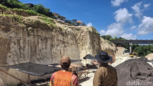 Aktivitas pembangunan yang dinilai merusak lingkungan di kawasan Uluwatu, tepatnya di Jalan Pantai Padang-Padang, Pecatu, Kuta Selatan, Badung, Bali, Jumat (8/5/2026). (Foto: Fabiola Dianira/detikBali)