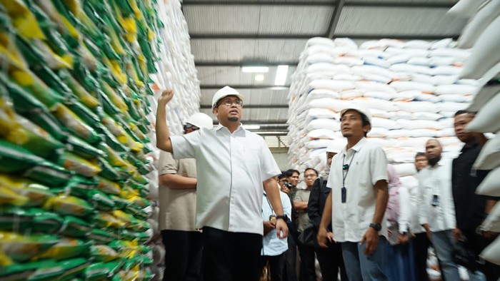 Andre Rosiade Tinjau Gudang Bulog Sumbar, Stok Beras Aman hingga 2027