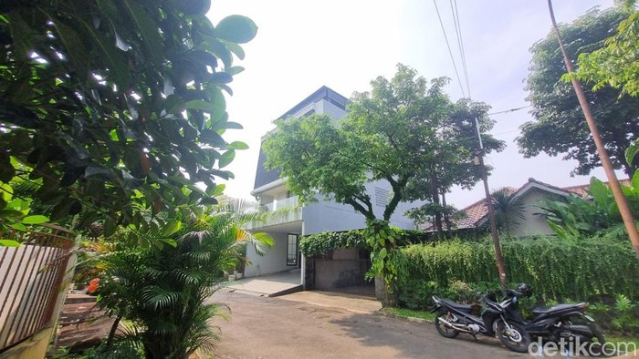 Anggota BPK RI, Haerul Saleh, meninggal dunia dalam insiden kebakaran rumah di Jaksel. Kebakaran itu disadari warga yang melihat kepulan asap di atap rumah. (Taufiq S/detikcom)