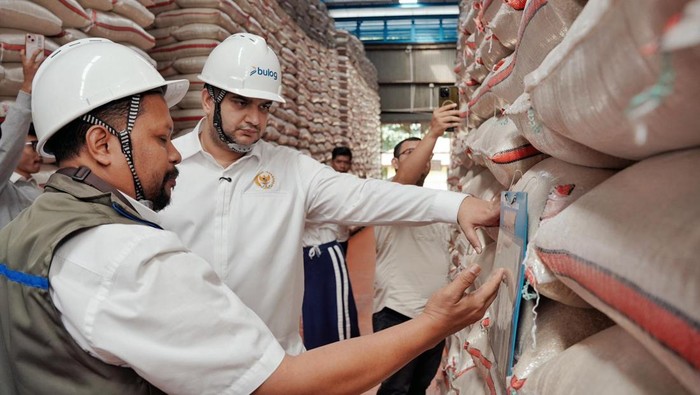 Anggota DPR RI Rajiv saat mengecek gudang Bulog Bandung