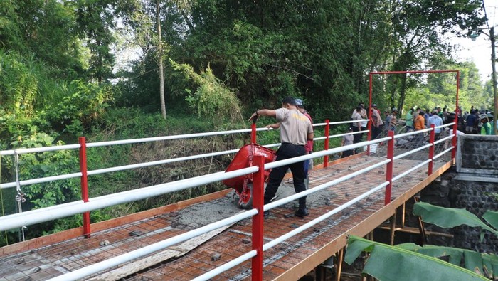 Anggota Polres Blitar Kota membangun jembatan di Kecamatan Udanawu