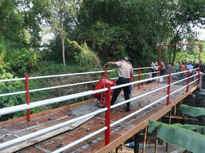 Polres Blitar Kota Bangun Jembatan demi Permudah Akses Warga