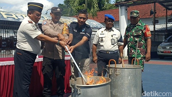Barang-barang hasil penggeledahan kamar sel para napi di Lapas Blitar dimusnahkan. Penggeledahan ini buntut sel sultan seharga Rp 100 juta.