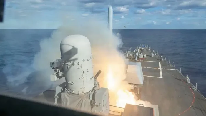 Kapal perusak USS Bulkeley (DDG 84) melesatkan rudal Tomahawk dalam operasi serangan ke Iran, pada 28 Februari lalu.