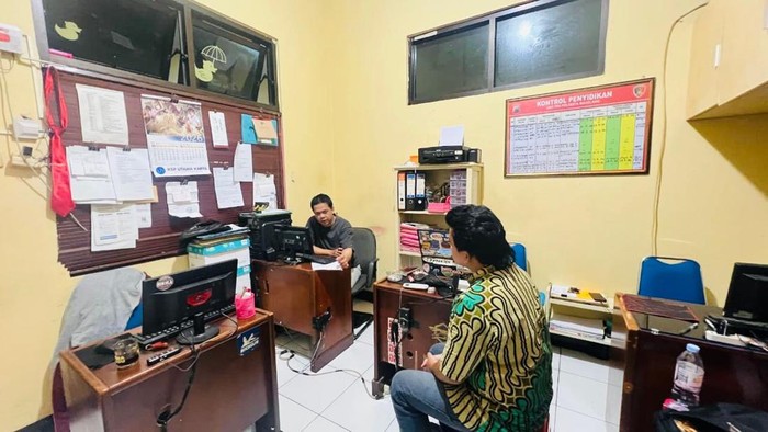 Terduga pelaku begal pantat (baju batik) saat menjalani pemeriksaan petugas setelah dilakukan penangkapan pada, Kamis (7/5/2026).