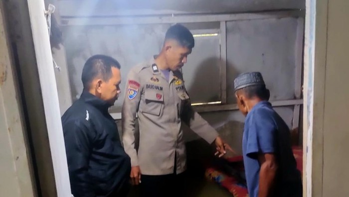 Banjir merendam Kelurahan Bajoe, Kabupaten Bone. Seorang lansia ditemukan meninggal terjebak di rumahnya.