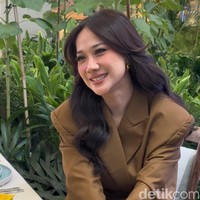Penyanyi sekaligus aktris Bunga Citra Lestari (BCL) curi atensi saat menghadiri peluncuran produk Magic of Nature di Main Atrium Gandaria City pada Jumat (8/5/2026). Hadir sebagai Brand Ambassador merek kecantikan tersebut, BCL tampil rapi memukau kenakan setelan blazer berwarna coklat. Foto: Wolipop/Vina Oktiani