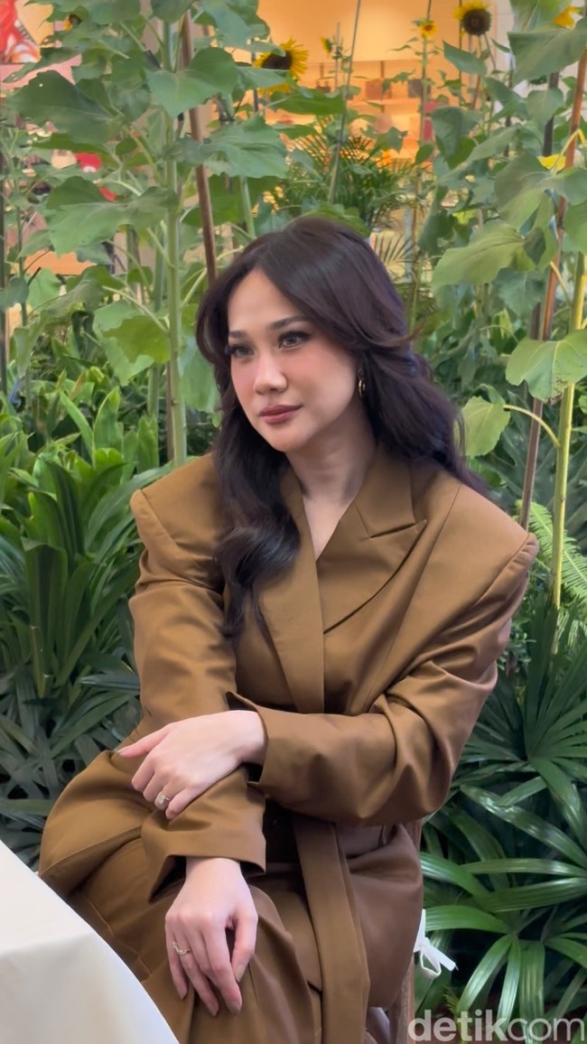 Kali ini BCL memilih tatanan rambut panjang yang dibuat wavy dan terurai, membuat penampilannya terlihat feminin. Aksesori yang dikenakannya tampak simpel, hanya sepasang anting emas dan cincin di jari manisnya. Foto: Wolipop/Vina Oktiani