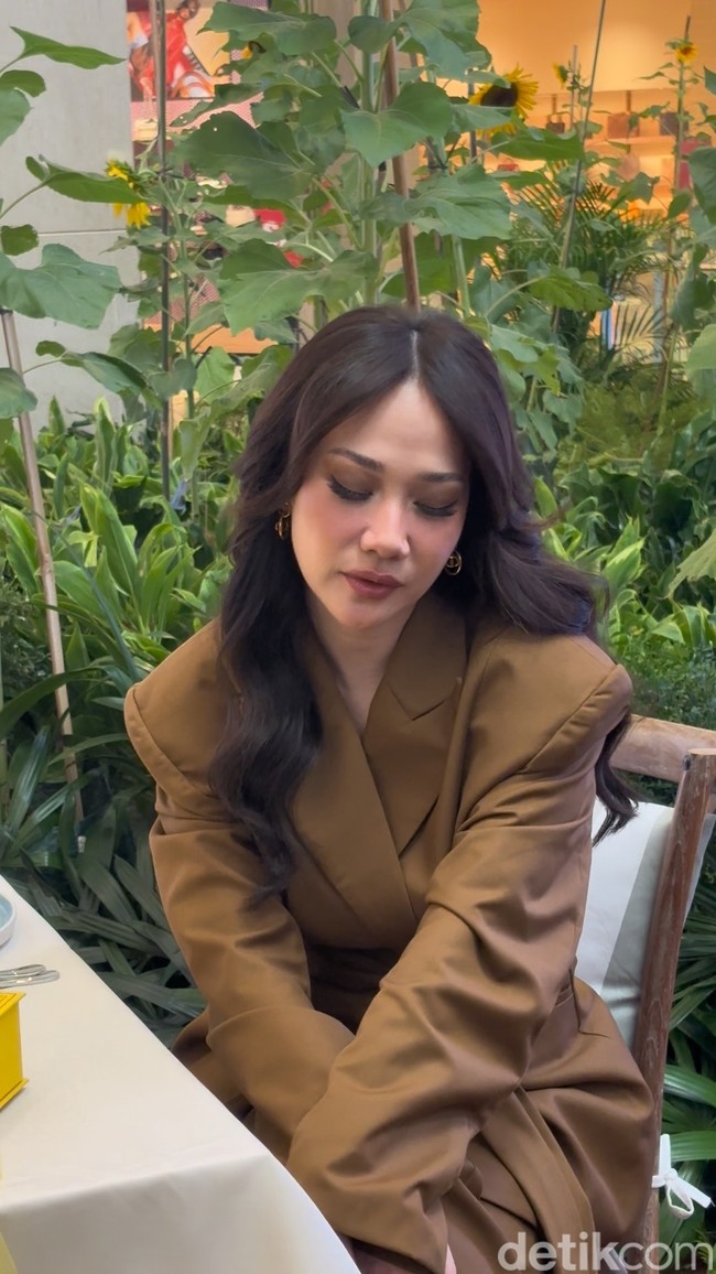 Salah satu produk yang cukup berpengaruh di kulit BCL ialah body oil. The body oil works really well. Ternyata body oilnya bekerja sangat baik banget di kulit aku, tambah istri Tiko Aryawardhana itu. Foto: Wolipop/Vina Oktiani