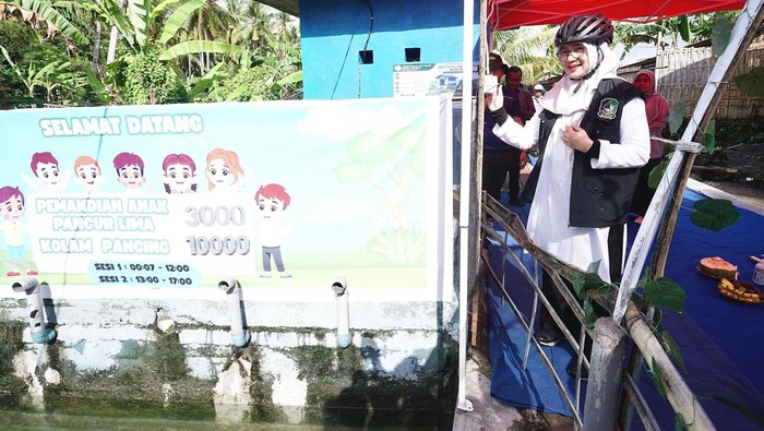 Bupati Banyuwangi Ipuk Fiestiandani saat meresmikan rumah Pompa di Desa Kaotan, Blimbingsari.