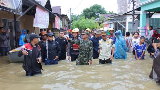 Bupati Bone Andi Asman meninjau lokasi banjir di Watampone. Dokumen Istimewa