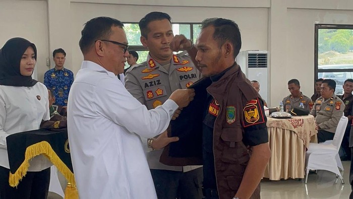 Bupati Kabupaten Empat Lawang Joncik Muhammad memberikan penghargaan kepada lima anggota Pol PP Desa