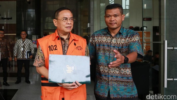 Tersangka kasus dugaan tindak pidana korupsi pemerasan dalam pengisian jabatan perangkat desa di lingkungan Pemerintah Kabupaten Pati, Jawa Tengah, Sudewo (tengah) berjalan keluar ruangan usai menjalani pemeriksaan di Gedung Merah Putih KPK, Jakarta, Jumat (8/5/2026). KPK melakukan pemeriksaan lanjutan terhadap Bupati Nonaktif Pati itu terkait kasus dugaan pemerasan dalam pengisian jabatan perangkat desa di lingkungan Pemerintah Kabupaten Pati dengan barang bukti uang tunai senilai Rp2,6 miliar.
