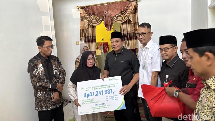 Bupati Subandi saat menyerahkan santunan BPJS Ketenagakerjaan ke keluarga Kades Buncitan.