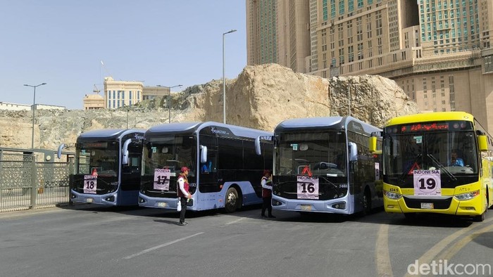 Bus Shalawat bersiap mengangkut jemaah di Terminal Ajyad.