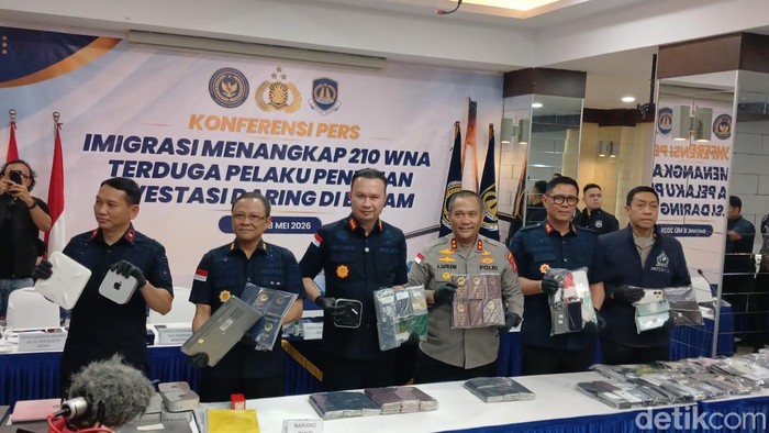 Dirjen Imigrasi, Hendarsam Marantoko, memberikan keterangan terkait pengungkapan dugaan sindikat online scam yang melibatkan ratusan WNA di Batam. (Alamudin Hamapu/detikSumut)